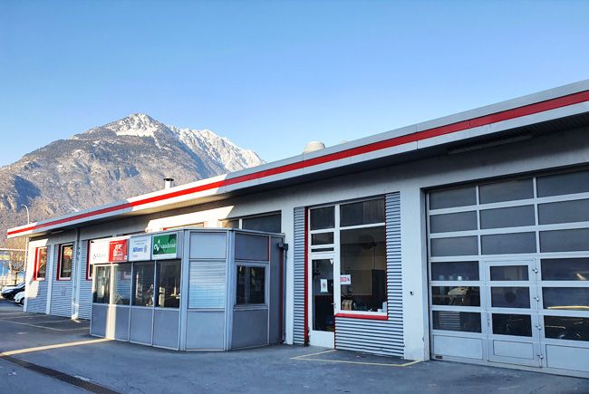 Bâtiment - Façade latérale de la Carrosserie du Simplon Martigny SA